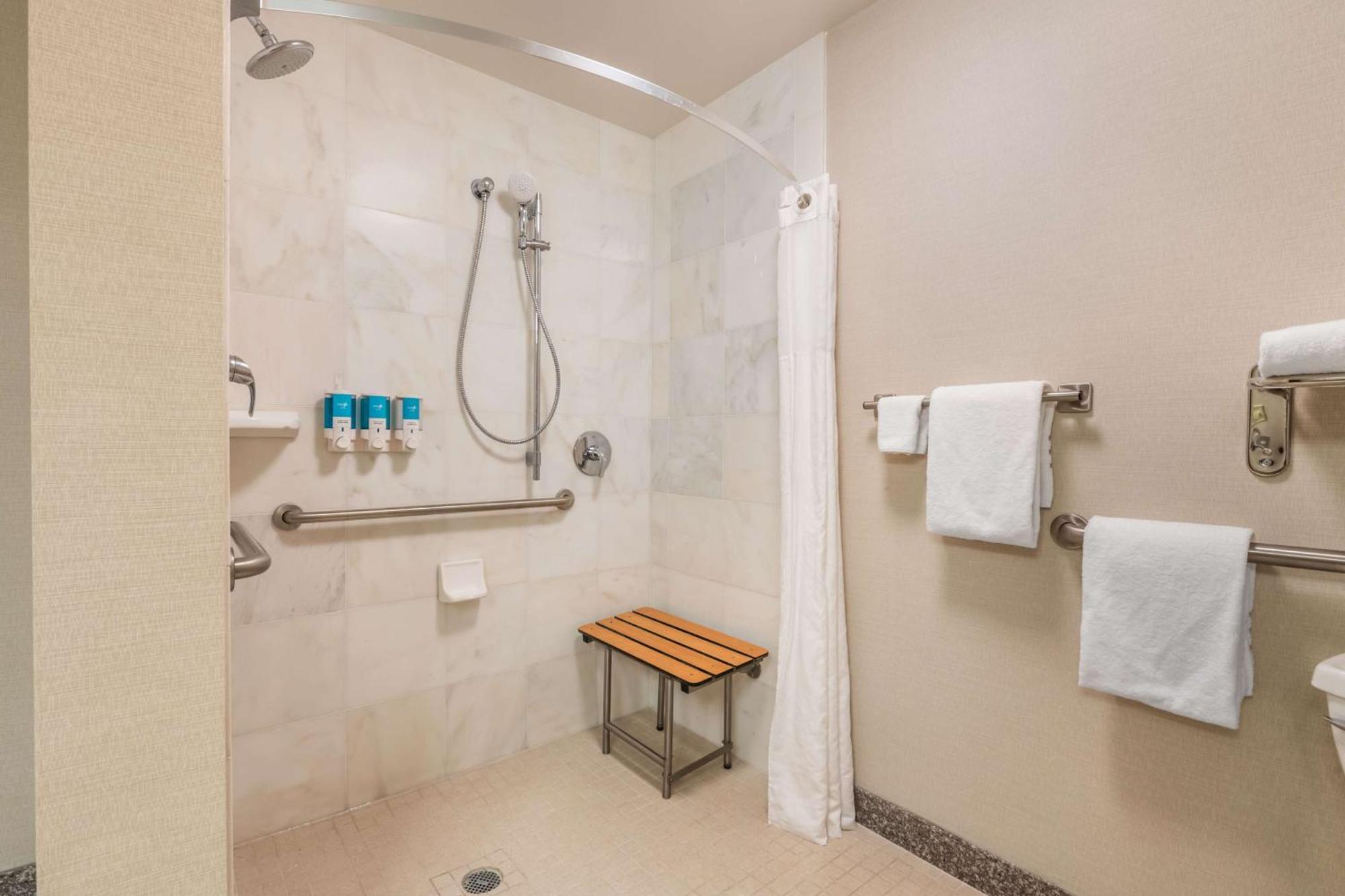 Drury Plaza Hotel Valdosta Bagian luar foto
