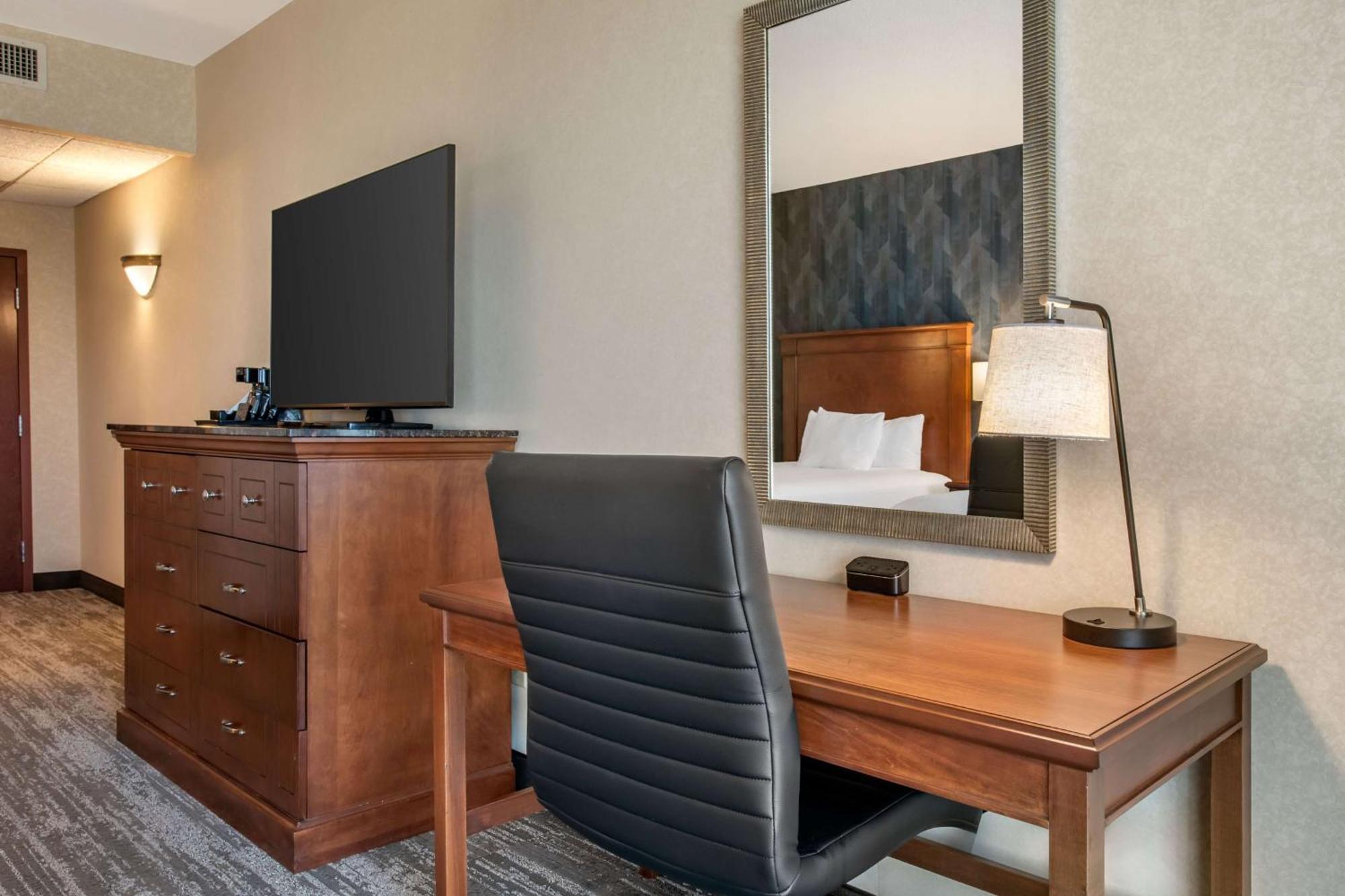 Drury Plaza Hotel Valdosta Bagian luar foto